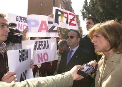 Un grupo de personas ha protestado contra la guerra preventiva en Irak en una acto de Ana Botella en la localidad madrileña de Leganés.