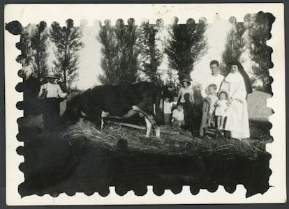 Estas imágenes componen 'Territorio archivo', un proyecto artístico de la fundación Cerezales Antonino y Cinia para recuperar la memoria de seis pueblos leoneses. En la imagen, Guillermo Viejo con su familia en la era durante la trilla en Devesa de Curueño II (1958).