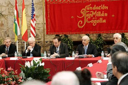 De izquierda a derecha, el presidente de la Agencia Efe, Álex Grijelmo; el director de la RAE, Víctor García de la Concha; el presidente de La Rioja, Pedro Sanz; el presidente del BBVA, Francisco González, y el prior del monasterio de Yuso, Juan Ángel Nieto.