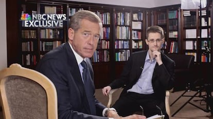 Brian Williams posa para foto com Edward Snowden, durante a entrevista em Moscou.