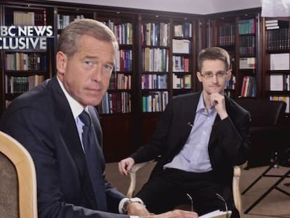 Brian Williams posa para foto com Edward Snowden, durante a entrevista em Moscou.