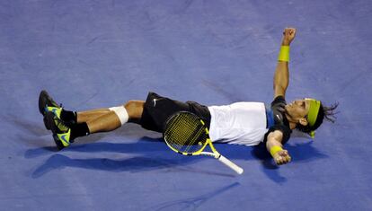 Nadal se tira al suelo tras ganar a Federer la final del Open de Australia, en cinco sets. (1/02/2009)