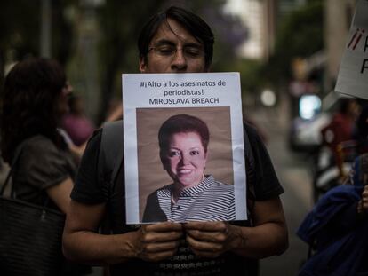 Un manifestante sujeta una foto de la periodista asesinada Miroslava Breach, durante una protesta en Ciudad de México (México) en 2017.