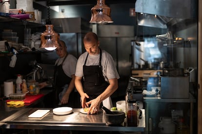 Mateo Bertozzi trabajando en su cocina el pasado 11 de julio