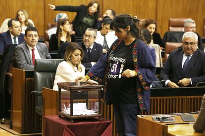 Teresa Rodríguez de Adelante Andalucía, vota para elegir los miembros de la Mesa del Parlamento.