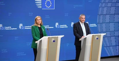 La comisaria europea de Energía, Kadri Simson, junto con el ministro de Industria de la República Checa, Jozef Sikela. Ambos fueron los responsables durante el segundo semestre de coordinar la respuesta comunitaria a la crisis energética.