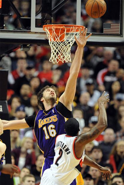 Pau Gasol intenta taponar el lanzamiento de Matthews.