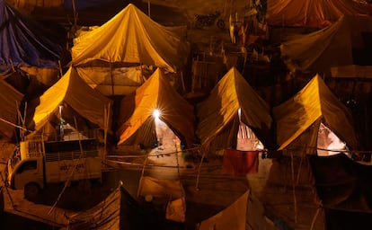 Una bombilla ilumina el interior de una tienda de campaña durante la tradicional feria anual "Magh Mela 'en Allahabad (India).