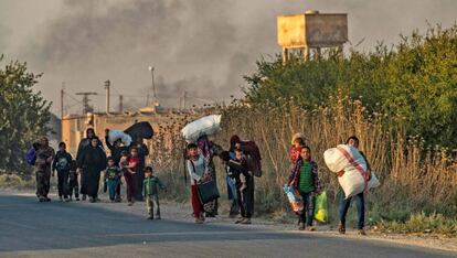 Civiles kurdos huyen este miércoles de la ciudad de Ras al Ain.