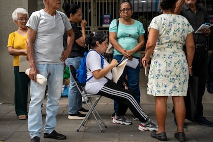 Pacientes de la Nueva EPS hacen fila para la entrega de medicamentos, en Cali.