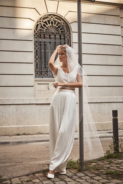 Otra opción para novias sostenibles: conjunto de top y pantalón que se podrá volver a utilizar una y otra vez tras el gran día. Es de la colección prêt-à-porter de L'Arca Barcelona.