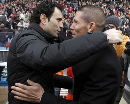 Molina y Simeone se saludan antes del encuentro