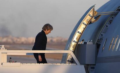 Theresa May regresa de su viaje a Jordania.