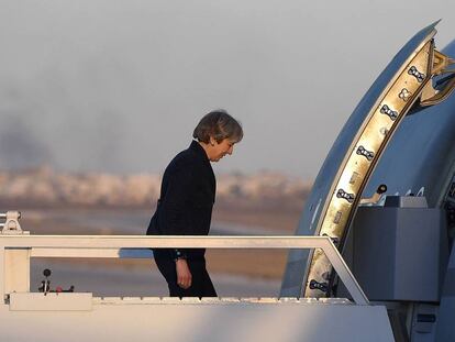 Theresa May regresa de su viaje a Jordania.