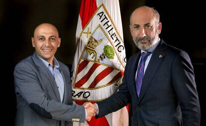 Ángel Villacampa, a la izquierda, posa con el presidente del Athletic, Aitor Elizegi.