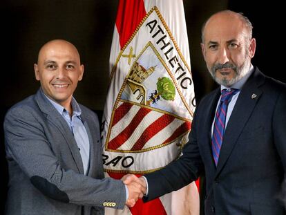 Ángel Villacampa, a la izquierda, posa con el presidente del Athletic, Aitor Elizegi.
 