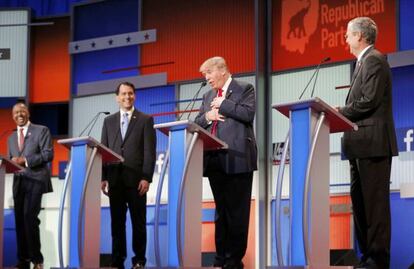 Los candidatos republicanos se ríen con Trump.