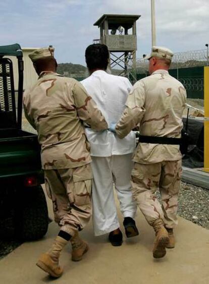 Traslado de un preso en Guantánamo.