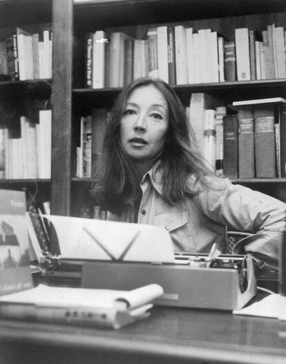 Fallaci con su mítica máquina de escribir.