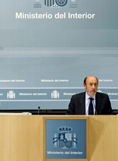 El ministro del Interior, Rubalcaba, en la rueda de prensa.