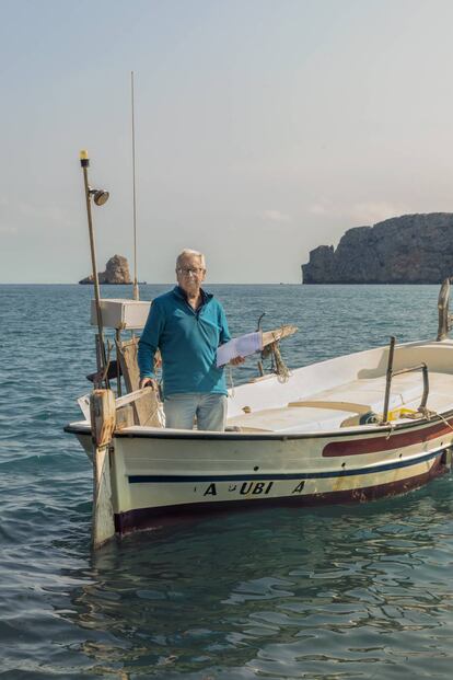 Josep Pascual a bordo de su barca, 'La pubilla'.
