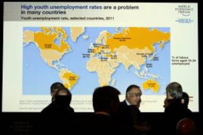 Asistentes y participantes toman asiento en la primera jornada de la 43 edición del Foro Económico de Davos celebrado en Davos (Suiza) hoy, miércoles 23 de enero de 2013. El Foro de Davos, que este año debate sobre cómo superar el "espíritu de crisis", se celebra del 23 al 27 de enero de 2013.