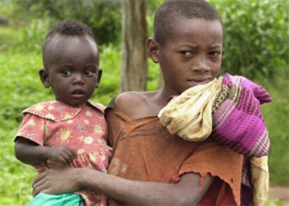 Muheimana John, de 10 años, cuya familia fue asesinada durante el genocidio de Ruanda, junto a su hermanastra, ayer en el pueblo de Nyamata.