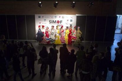 Modelos de los diseñadores que participan en el concurso de noveles en el Salón Internacional de la Moda Flamenca, en Sevilla.