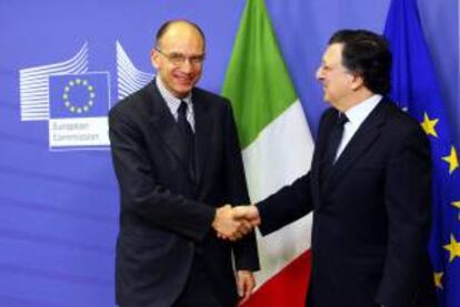 El presidente de la Comisin Europea (CE), Jos Manuel Durao Barroso (dcha), saluda al nuevo primer ministro de Italia, Enrico Letta, a su llegada a la reunin que han mantenido en Bruselas, Blgica, el 2 de mayo del 2013.