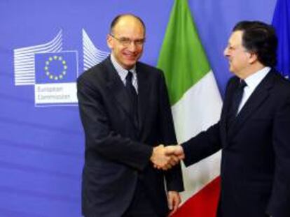 El presidente de la Comisión Europea (CE), José Manuel Durao Barroso (dcha), saluda al nuevo primer ministro de Italia, Enrico Letta, a su llegada a la reunión que han mantenido en Bruselas, Bélgica, el 2 de mayo del 2013.