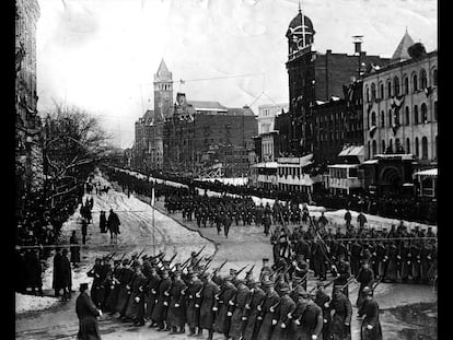 Desfile tras el juramento de William Howard Taft el 4 de marzo de 1909. El presidente Jefferson fue el primer presidente electo que tomó posesión en la capital, Washington, y el primero que marchó andando, escoltado por un grupo de 'district marshals', soldados y congresistas tras su juramento en 1801.