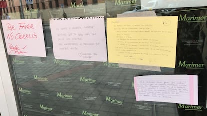 Carteles de recuerdo en la pastelería Marimer, en Campamento, Madrid, en mayo de 2020.