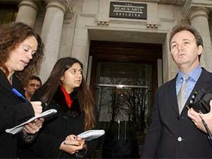 El estafador australiano Peter Foster es interrogado por los periodistas ante la casa de su novia, Carole Caplins.