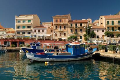 El archipiélago de La Maddalena se halla frente a <a href="https://elviajero.elpais.com/elviajero/2019/03/20/actualidad/1553095238_191463.html" target="_blank">la costa noreste de Cerdeña</a> y es un espacio protegido integrado por siete islas (Maddalena, Caprera, San Stefano, Spargi, Budelli, Santa Maria y Razzoli) y cerca de 60 islotes rocosos. <a href="https://www.comunelamaddalena.it/" target="_blank">La Maddalena</a> es la más grande y la única habitada. Sus playas de arena blanca bañadas por aguas de color zafiro son un reclamo permanente para el turismo y para los buceadores que exploran su rico fondo marino. Una carretera panorámica de 20 kilómetros rodea esta islita y facilita el acceso a varias ensenadas muy bellas: Testa del Polpo, Cala dello Spalmatore o la playa dei Monti dell'Arena, entre otras. Los monumentos más destacados de esta localidad sarda, antigua base militar de EE UU, son la iglesia de Santa Maria Maddalena y la columna Garibaldi, un homenaje al militar artífice de la unificación de Italia que murió en la vecina isla de Caprera, conectada a la isla Maddalena por un puente artificial de tierra, lo que permite una visita para descubrir sus calas casi vírgenes y la casa donde vivió recluido sus últimos años Giuseppe Garibaldi. Su interior es un viaje al pasado, ya que conserva todavía los muebles y objetos personales del general, tal y como quedaron tras su muerte en 1882, incluso el reloj que marca la hora de su deceso. La vida, en cambio, sigue latiendo en las calles de La Maddalena, donde se celebra un colorido carnaval dos veces al año, en febrero y en verano.