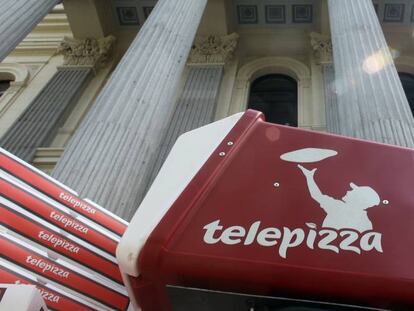 Moto de Telepizza junto a la Bolsa.