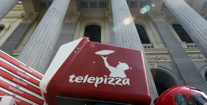 Moto de Telepizza junto a la Bolsa.