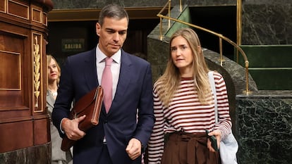 Pedro Sánchez y Sara Aagesen, con Pilar Alegría al fondo, a su llegada a una sesión de control en mayo en el Congreso.