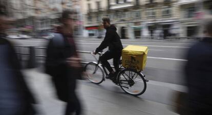 Trabajador de la empresa de reparto de comida por el centro de Madrid. 