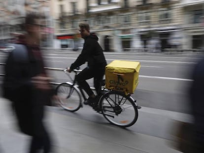 Trabajador de la empresa de reparto de comida por el centro de Madrid.