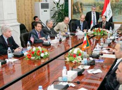Nuri al Maliki preside la reunión entre los embajadores de EE UU, Ryan Crocker (primero por la izquierda), e Irán, Hasan Kazemi (tercero por la derecha).