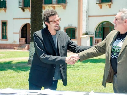 El presidente de Cannabis Avatãra, Gastón Morales y Mark Bradley, de Green Leaf Farms International, firman en Jujuy un acuerdo de cooperación.