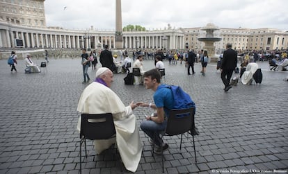 Francisco confiesa a un joven en la plaza de San Pedro del Vaticano, dentro de las actividades del Año Santo de la Juventud, el 23 de abril de 2016.