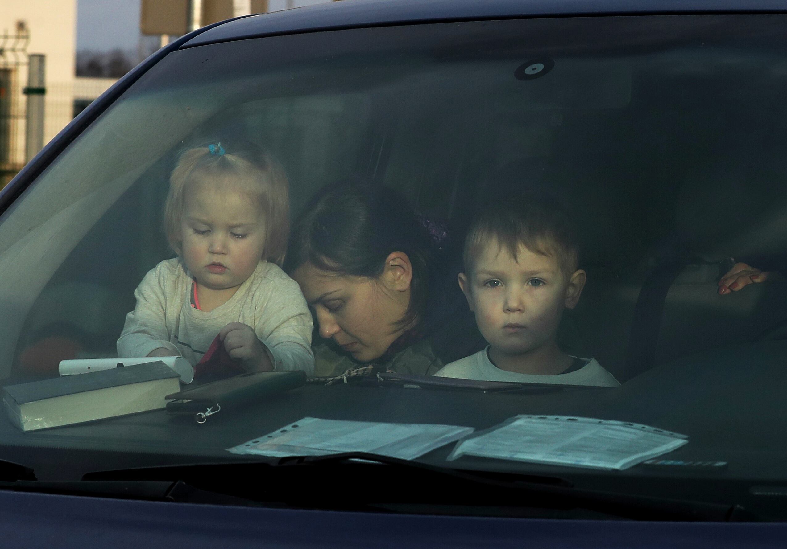 Una familia ucrania que huye de los bombardeos cruza apresuradamente el paso fronterizo de Zosin, entre su país y Polonia, en la mañana del 25 de febrero, al día siguiente de iniciarse la invasión rusa. El fotógrafo de EL PAÍS Jaime Villanueva se trasladó luego a Kiev para recoger el testimonio gráfico de la guerra en la capital de Ucrania.