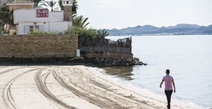 Una casa al borde del Mar Menor en La Manga (Murcia).