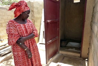 La señora Anta Fall muestra la letrina de su casa, ubicada a las afueras de la zona de dormitorios, en Mbour. 