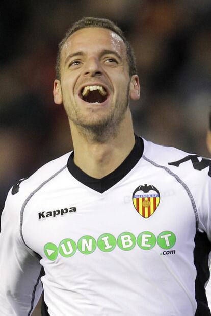 Soldado celebra su primer gol.