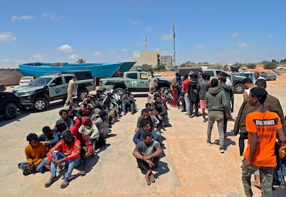 Un grupo de migrantes retenidos por las autoridades libias esperan su deportación el pasado 12 de mayo en Surman, al oeste de Trípoli.