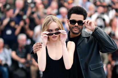 Lily-Rose Depp junto al cantante The Weeknd en el 'photocall' de la serie 'The Idol', el 23 de mayo.
