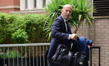 Zidane llega al hotel de Cardiff.