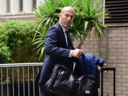 Zidane llega al hotel de Cardiff.